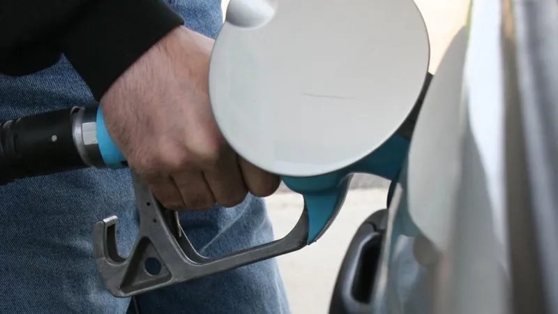 guncel-akaryakit-fiyatlari-benzin-motorin-lpg-fiyatlari-ne-kadar-iste-son-durum-1763465234337.jpg