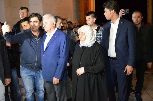 Binali Yıldırım'a sabah namazı çıkışı yoğun ilgi-1
