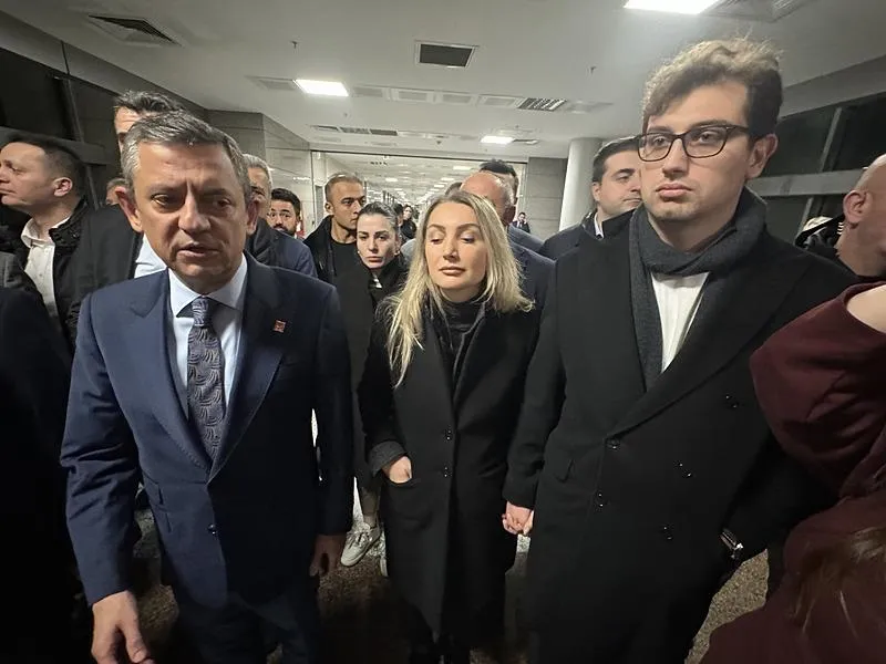 CHP Genel Başkanı Özgür Özel, İmamoğlu'nun eşi Dilek İmamoğlu ve oğlu Selim İmamoğlu'yla Saraçhane'deki İBB binasından yeniden adliyeye geldi. (AA)