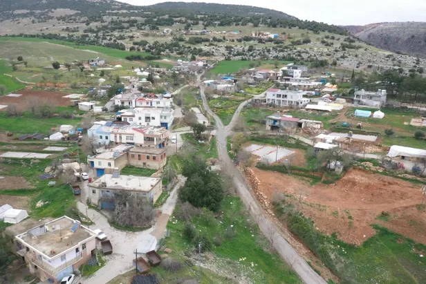 Adıyaman'da depremlerin ikiye böldüğü tepelik alan asrın felaketinin boyutunu gözler önüne serdi-4