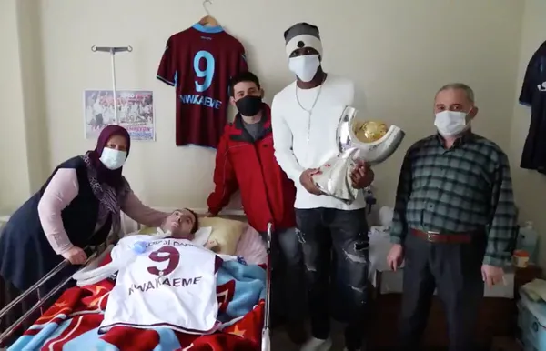 trabzonsporun-yildizi-anthony-nwakaeme-super-kupayi-yataga-bagli-olan-trabzonspor-taraftari-yusufa-goturdu-1612004541205.jpg Trabzonspor'un yıldızı Anthony Nwakaeme Süper Kupa'yı yatağa bağlı olan Trabzonspor taraftarı Yusuf'a götürdü-2