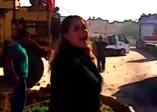 ABD çekiliyor YPG çıldırıyor! Beslediği terörist 'Hain Amerika' diyerek konvoyu taşladı!