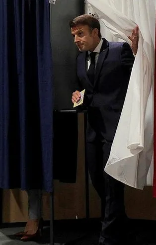 Fransa'da Macron'a büyük şok! Temizlik işçisi Rachel Keke eski Fransa Spor Bakanı Roxana Maracineanu'yu yenerek milletvekili seçildi