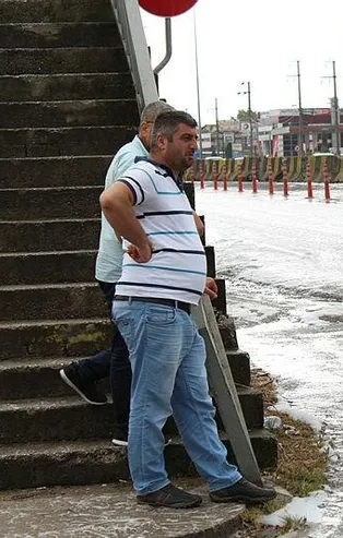 Yola dökülen sabun, yağmurla birlikte köpürdü