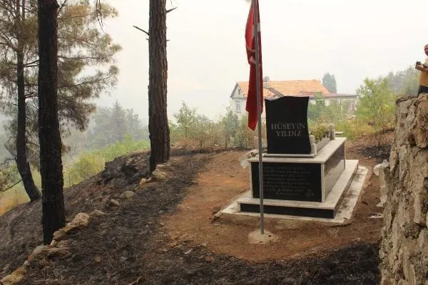 Manavgat'taki yangında şehit mezarına ve bayrağa zarar gelmedi-2
