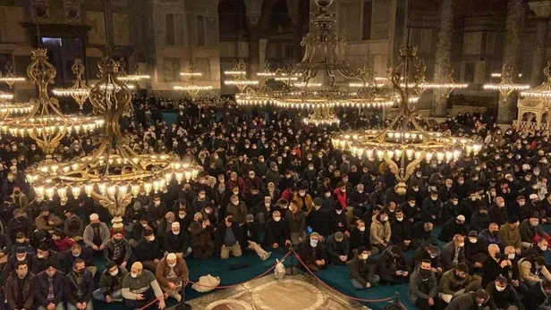 Yılın ilk sabah namazında Ayasofya Camii doldu taştı! Cemaat cami içine sığmadı-5