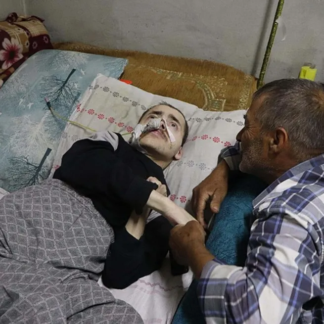 Manisa’da evlat sevgisinin en büyük kanıtı: 65 yaşındaki baba 40 yıldır serebral palsili oğluna tek başına bakıyor