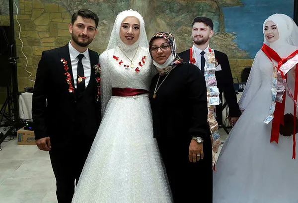 zonguldakta-takilar-gelin-ve-damadin-maketlerine-takildi-1594926781001.jpg Zonguldak'ta takılar, gelin ve damadın maketlerine takıldı-5