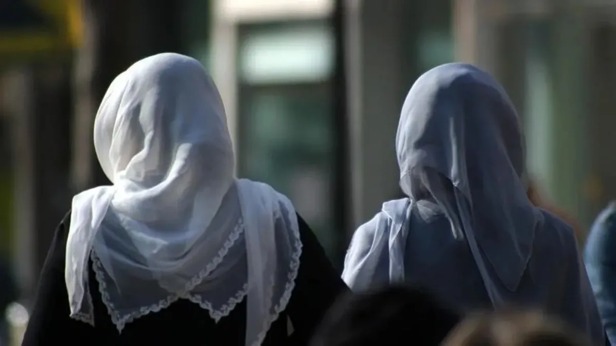 Fransa'da başörtüsü yasağı planına tepki: Kadınlar sosyal medyada başörtüsü takarak dayanışma gösterdi