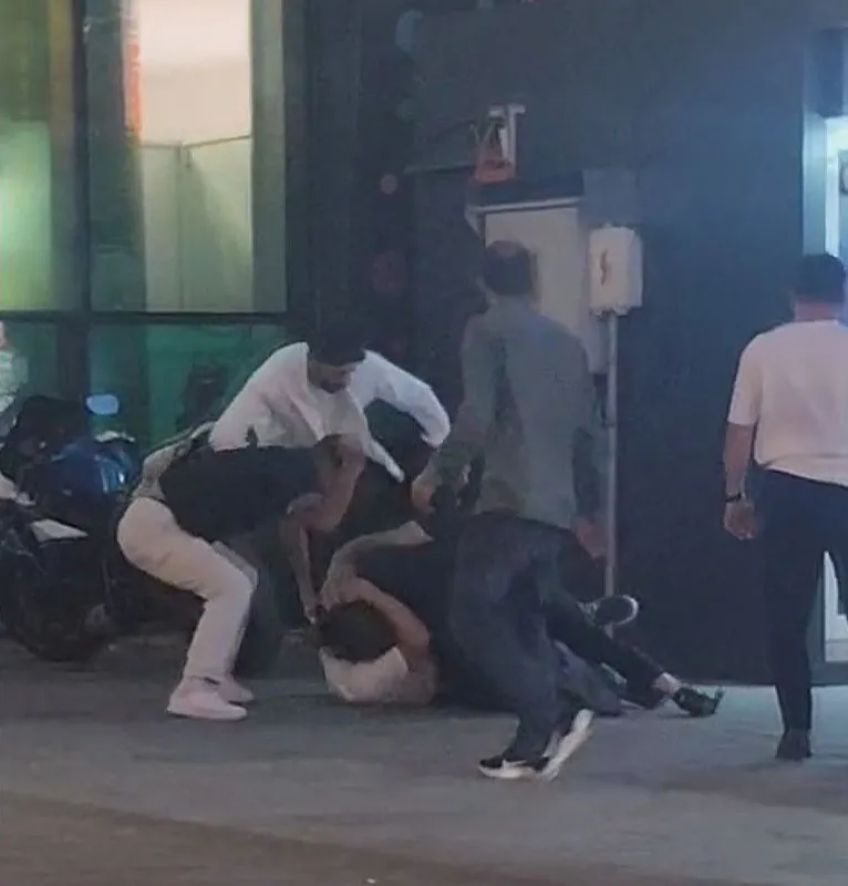 arnavutkoyde-genclerin-kavgasi-kamerada-yere-yatirim-demirle-vurdu-1782992711427.jpeg Arnavutköy'de gençlerin kavgası kamerada: Yere yatırım demirle vurdu-3
