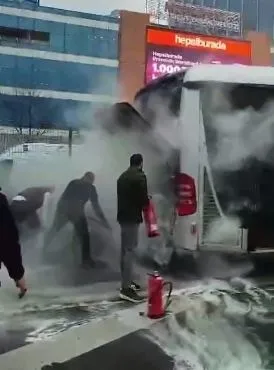 Son dakika: İstanbullunun imtihanı! Bahçelievler'de metrobüsün motoru alev aldı! Seferler durdu vatandaşlar işlerine geç kaldı!-3