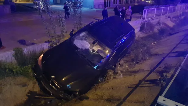 Manisa'da korkunç kaza! Araç bariyerin üzerinde süreklenip su kanalına düştü-3