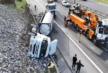Esenyurt TEM Otoyolu'nda tanker devrildi