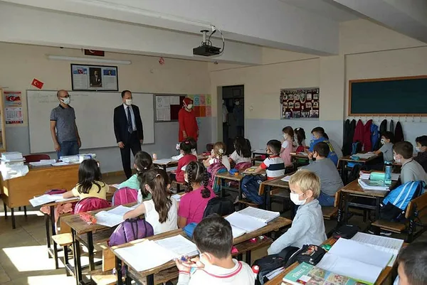 Son dakika: Koronavirüs yüzünden kaç sınıf yüz yüze eğitime ara verdi? Milli Eğitim Bakanı Mahmut Özer açıkladı!-6