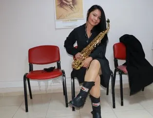 Tek kadın müzisyen gençlere alto saksafon dersi veriyor