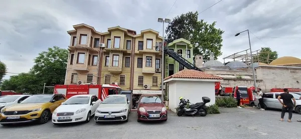 son-dakika-fatihte-kagit-ve-plastik-atiklarin-bulundugu-depoda-yangin-cikti-1687782929528.jpg Fatih'te hurdalık alanında çıkan yangın 3 katlı ahşap binaya sıçradı-2