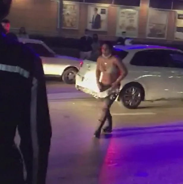 istanbul-gungorende-akilalmaz-olay-caddede-soyundular-trafigi-birbirine-kattilar-1604303347932.jpg İstanbul Güngören'de akılalmaz olay! Caddede soyundular, trafiği birbirine kattılar...-2