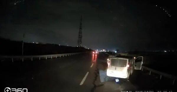 ters-seritte-hirsiz-polis-kovalamacasi-o-anlar-kamerada-1703324091385.jpeg Ters şeritte hırsız polis kovalamacası! O anlar kamerada-2