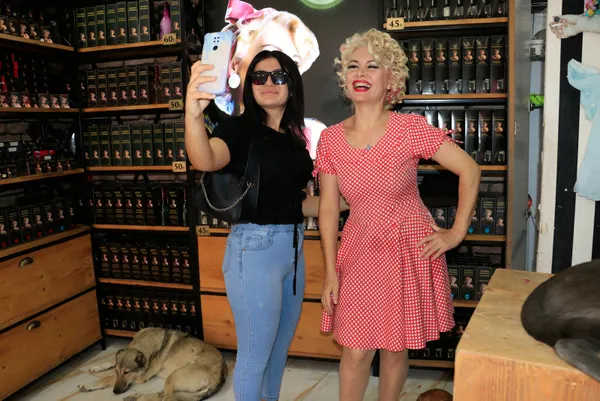 mardinli-marilyn-monroe-parasinin-yuzde-90ini-sokak-hayvanlarina-harciyor-1634456430467.jpg Mardinli Marilyn Monroe parasının yüzde 90'ını sokak hayvanlarına harcıyor-7