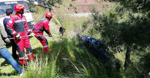 Uçurumun kenarında mahsur kalan sürücüyü itfaiye kurtardı