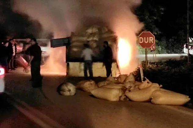 Ordu'da fındık dolu kamyon alev alev yandı