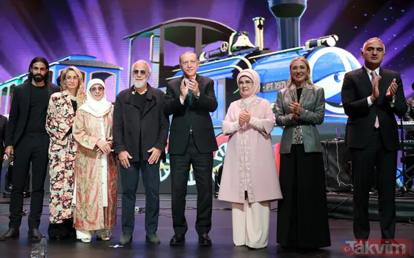 SON DAKİKA: Başkan Recep Tayyip Erdoğan Yusuf İslam'ın (Cat Stevens) Beştepe'deki konserini izledi! Yusuf İslam Erdoğan'a gitarını hediye etti - 2