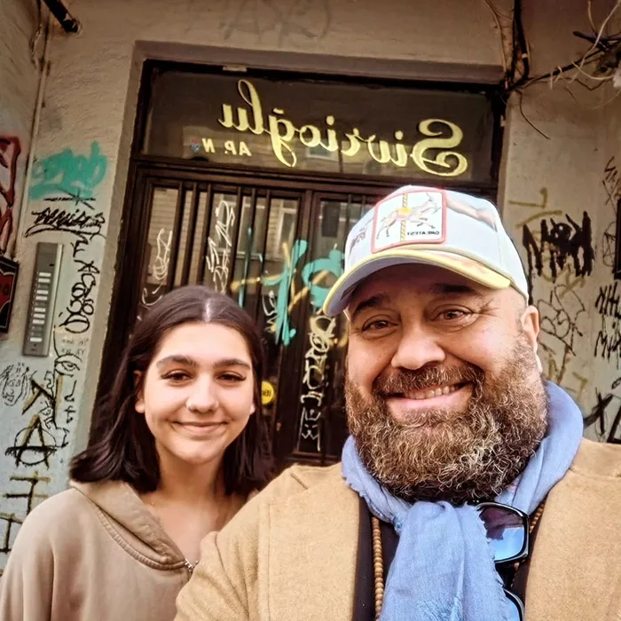 somer-sivrioglu-tum-hikaye-burada-basliyor-deyip-o-apartmanin-onunden-paylasti-baba-kiz-pozu-sosyal-medyayi-sa-1702376942763.jpg Somer Sivrioğlu “Tüm hikaye burada başlıyor” deyip o apartmanın önünden paylaştı! Baba-kız pozu sosyal medyayı salladı-6
