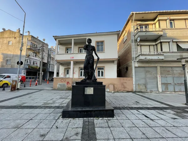 edirne-uzunkoprude-provokasyon-adalet-aniti-atese-verildi-1643959238371.jpg Edirne Uzunköprü'de provokasyon: Adalet Anıtı ateşe verildi! 2 şüpheli gözaltında-6