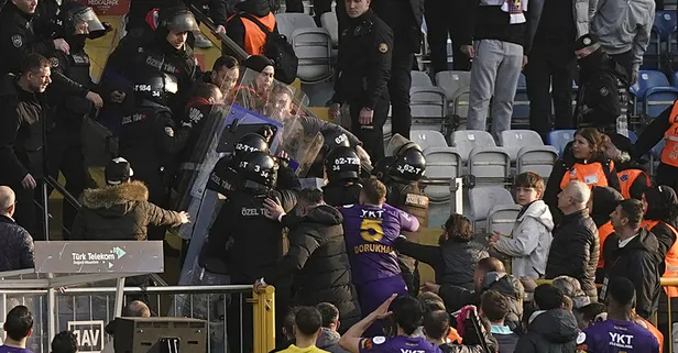Eyüpspor - Konyaspor maçı sonrası sahada ve tribünde kavga