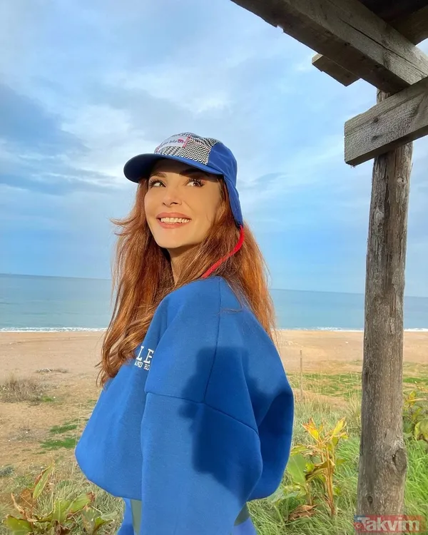 20’lik genç kızları kıskandırdı! Mine Tugay süper minisini giyip değme mankenlere taş çıkardı! Bir sağ bir sola döndü her detayıyla... - 1