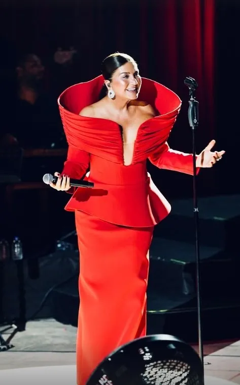 kiyafeti-olay-oldu-sibel-canin-kombinine-ince-belli-cay-bardagi-benzetmesi-1787229751214.jpg Sibel Can’ın çay bardağına benzetilen kostümü ve sahne kararı dikkat çekti: Seyirciye mesafe!-5