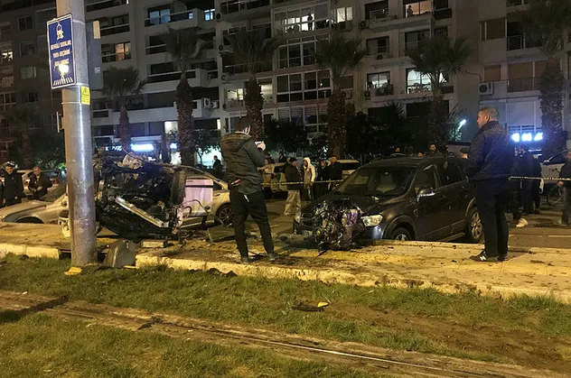 İzmir'de feci kaza! 1'i ağır 4 yaralı