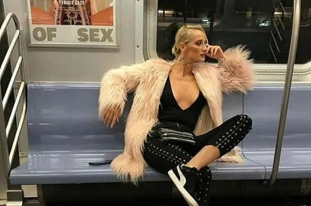 Didem Soydan kural bozmadı! Didem Soydan metroda poz verdi