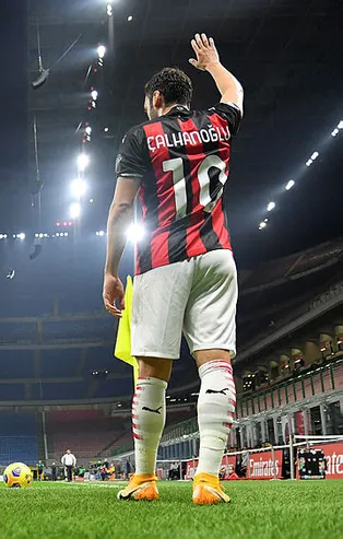 Hakan Çalhanoğlu'nun Milan'daki geleceği belli oluyor! Kritik görüşme