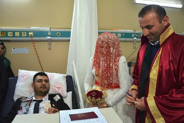 sanliurfada-hastanede-dugun-kaza-yapan-damat-hastanede-evlendi-1672144663992.jpeg Şanlıurfa'da hastanede nikah: Kaza yapan damat böyle evlendi-2