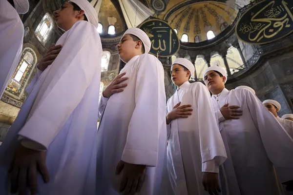 Ayasofya'da Kur'an okuyan hafız öğrenciler Yunan basınında gündem oldu: Yeni Türk meydan okuması-2