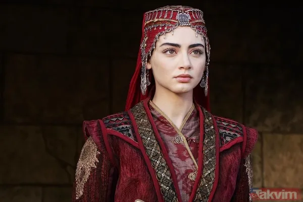 Kuruluş Osman’ın Bala Hatun’u Özge Törer kırmızılar içinde poz verdi! Güzelliği ile kendine hayran bıraktı - 1