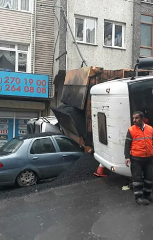 İBB'nin kamyonu park halindeki araçların üzerine devrildi