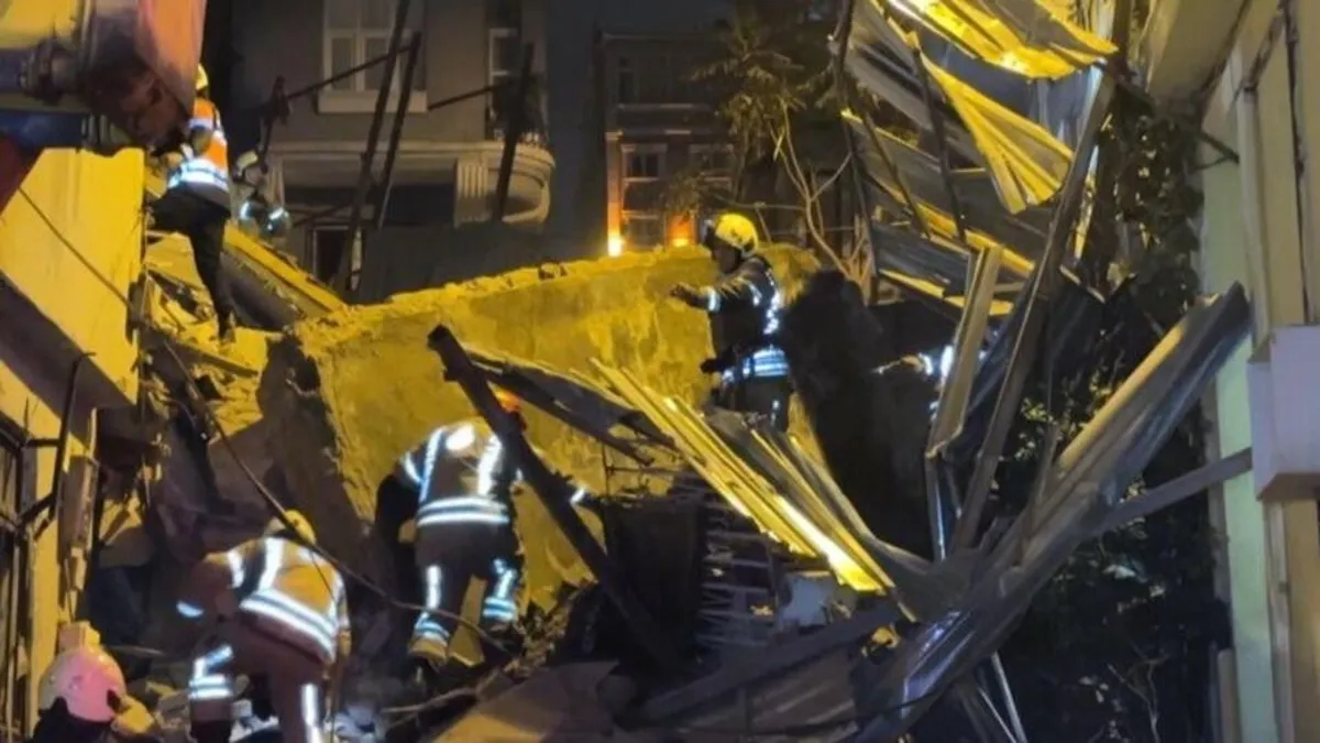 Beyoğlu'nda 5 katlı metruk bina çöktü: Olay yerine polis, sağlık ve itfaiye sevk edildi