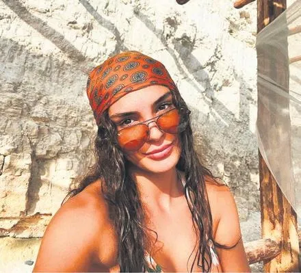 katalog-degil-tatil-melis-sezen-bikinisi-ile-plajda-sov-yapti-1630185419108.jpeg Katalog değil tatil! Melis Sezen bikinisi ile plajda şov yaptı-5