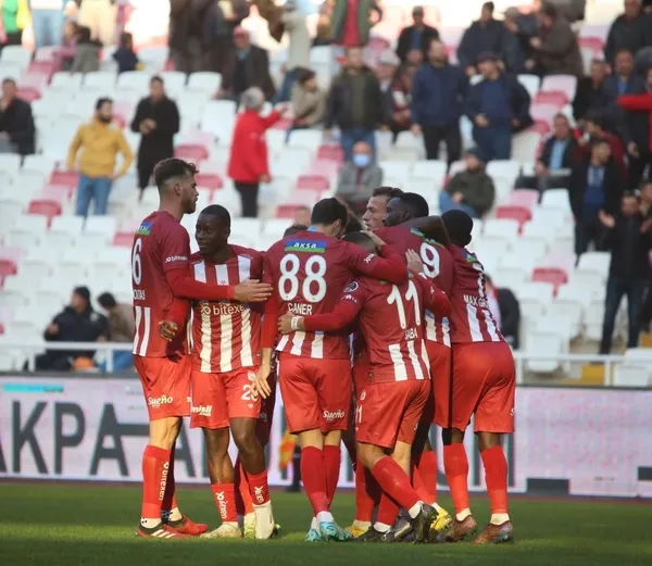 sivasspor-umraniyespor-macinda-puanlar-paylasildi-2-2-1668261710703.jpeg Sivasspor - Ümraniyespor maçında puanlar paylaşıldı: 2-2-7