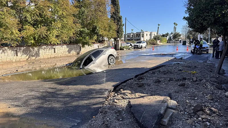 Muğla'da isale hattı patladı, otomobil açılan çukura düştü (Fotoğraf: İHA)