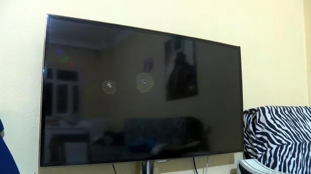 Bağcılar’da akılalmaz olay! Savaş oyunu oynarken, ekranlarına mermi isabet etti-2