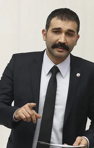 Evli manken Pınar Güsar ile yakalanan TİP milletvekili Barış Atay hedef saptırmak için hükümeti hedef aldı!