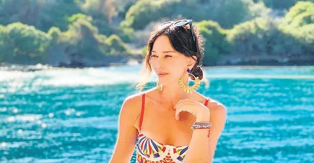 Hande Ataizi tarzını konuşturdu! Mayolu pozuyla...