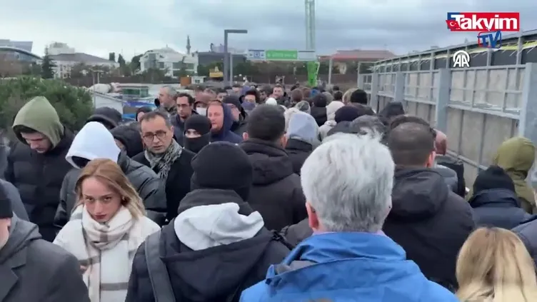 İstanbul'da metrobüs çilesi! Duraklar tıklım tıklım