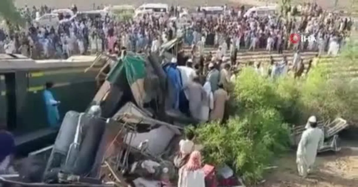 SON DAKİKA: Pakistan'da tren felaketi: Çok sayıda ölü ve yaralı var