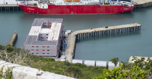 İngiltere'de 'günah keçisi' göçmenler: 'Yüzer hapishane' planından geri adım yok!