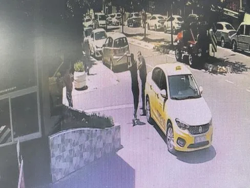 İstanbul'da annesine sarkıntılık yaptığı iddia edilen taksiciyi demir sopayla böyle dövdü-1