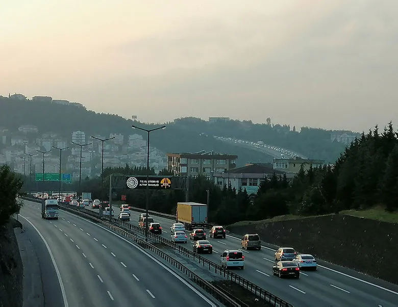 TEM’de bayram yoğunluğu erken başladı! Trafik kilitlendi